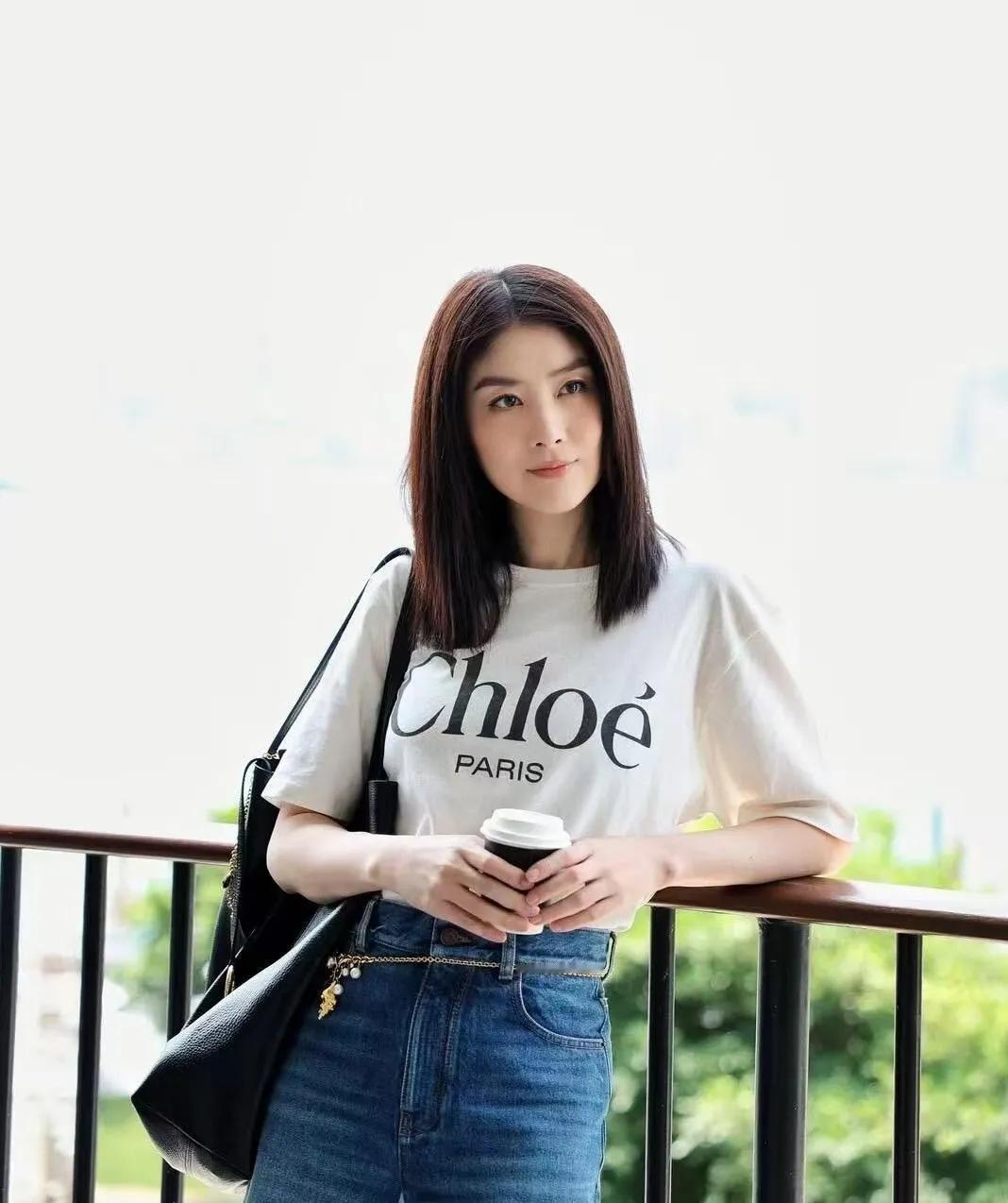 陈慧琳状态杀疯了！
白T+牛仔裤也能穿出少女感，中年穿搭天花板！
清爽减龄，照着