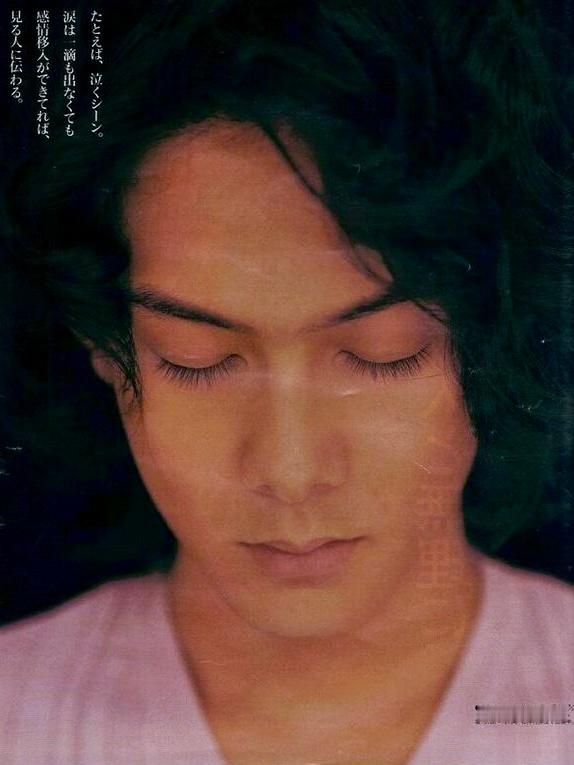 1996年，十八岁的柏原崇，登上日本杂志《JUNON》的一幅写真。 