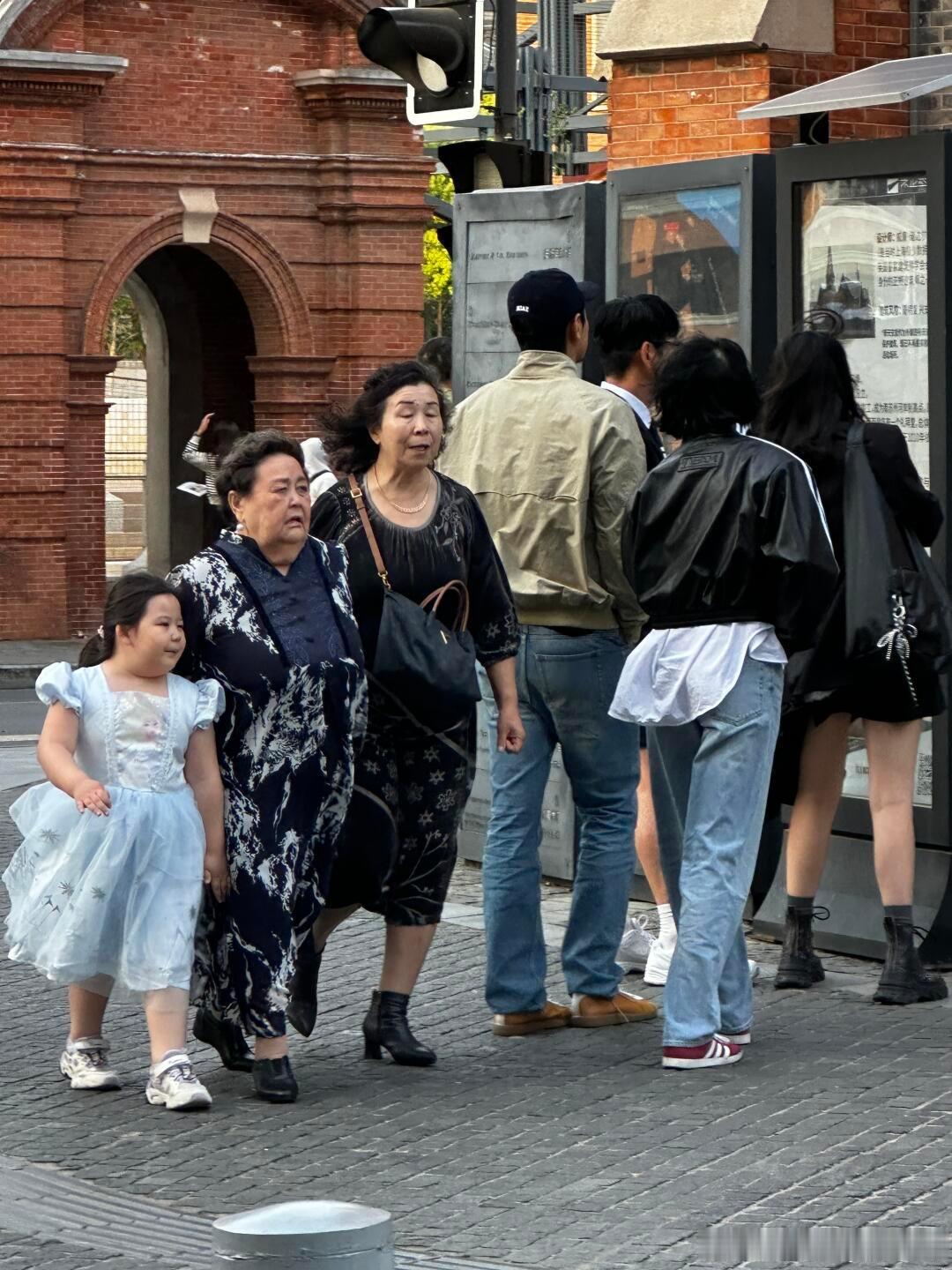纪凌尘与女友逛街偶遇纪凌尘与女友逛街 偶遇纪凌尘与女友逛街，女友是韩国人，相恋4