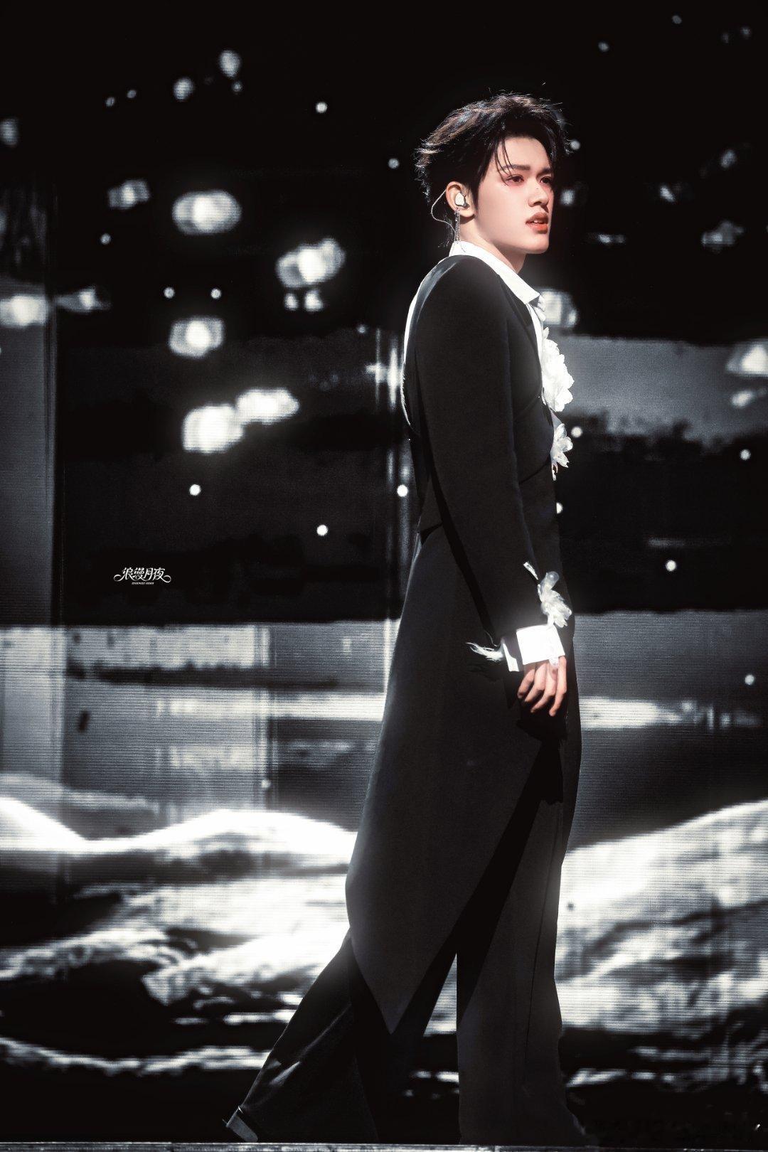 张极转音转强混转头声当情歌的旋律流淌，张极用声音绘制心动地图。每一次转音都精准落