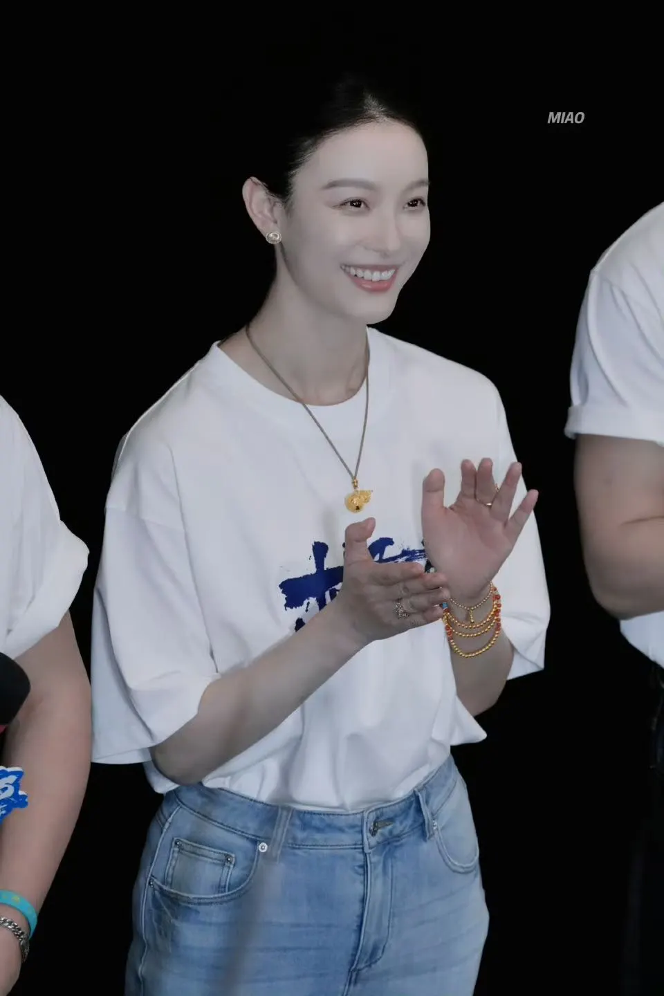 东极岛首映现场 倪妮单凭一件白T就又美出圈