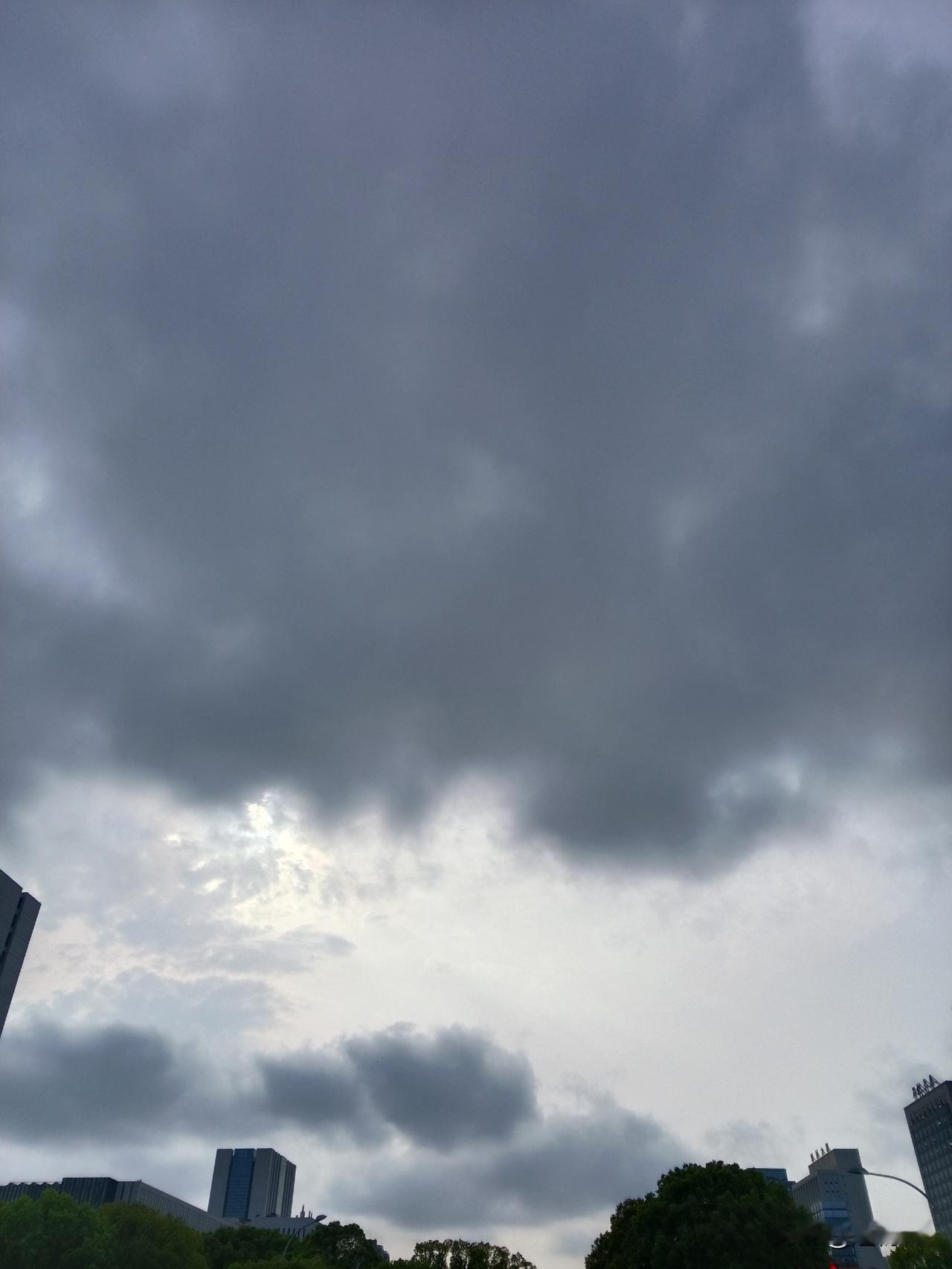 特朗普说话的可信度，就是没有可信度。他在4月1日那19分钟的全国演讲，他一边宣称