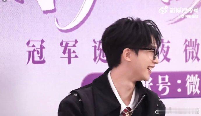 何运晨一句话让微博主持人汗流浃背声鸣远扬直播声鸣远扬笑晕！何运晨随口一句话就让主