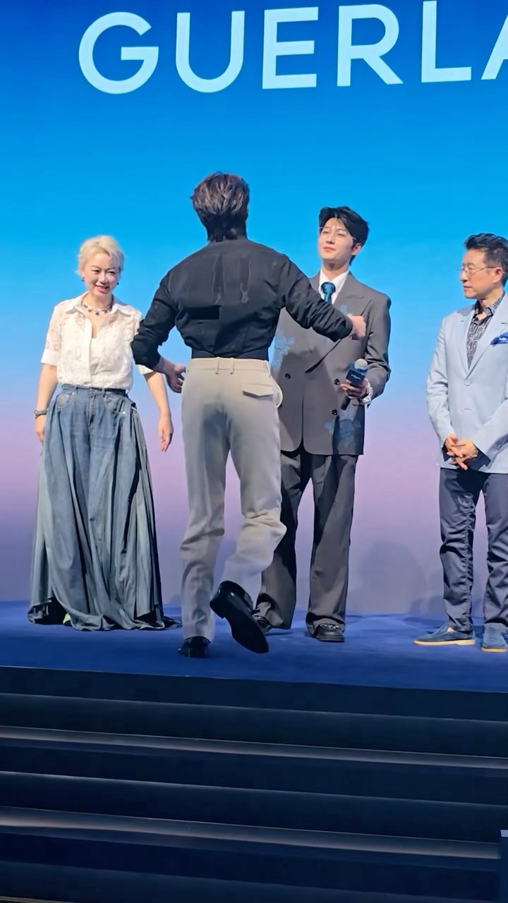 王鹤棣杨洋拥抱‼️两位颜霸同框，瞬间梦回《元气满满的哥哥》，这画面对我的眼睛太好
