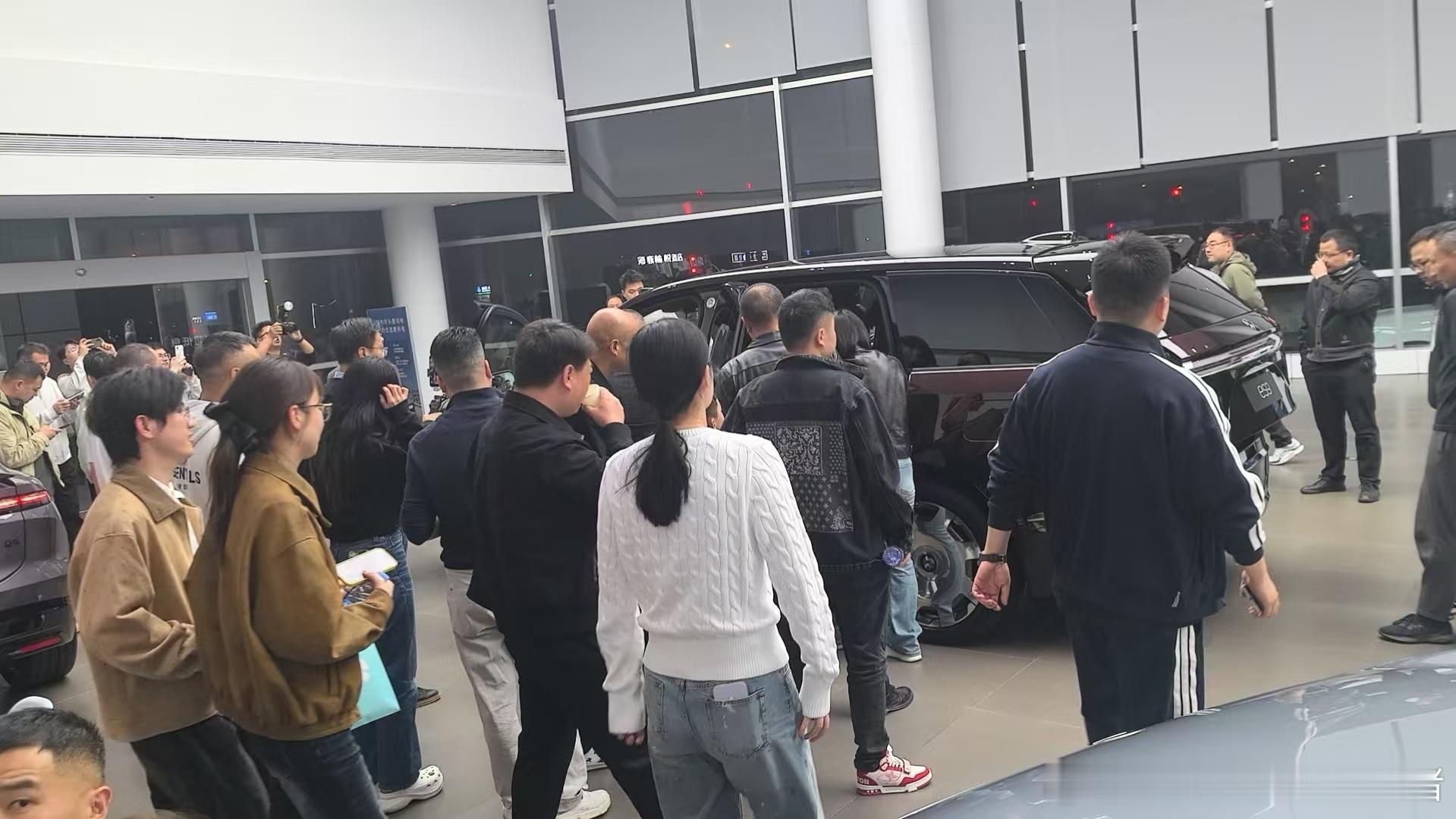 蔚来ES9还没出预售价，线下蠢蠢欲动的人群蔚来es9正式发布