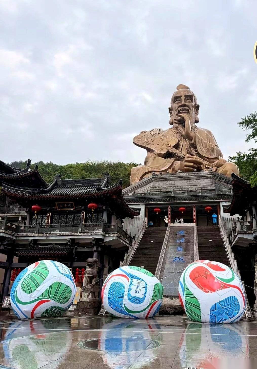 江苏镇江有支足球队，真是把人看乐了。
据说还是赛区垫底的队，开赛前，在茅山那边的