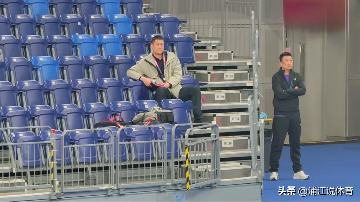 赵勇观战B级联赛江西女排与深圳女排的比赛，江苏小将朱晋谊斩获23分荣膺全场得分王