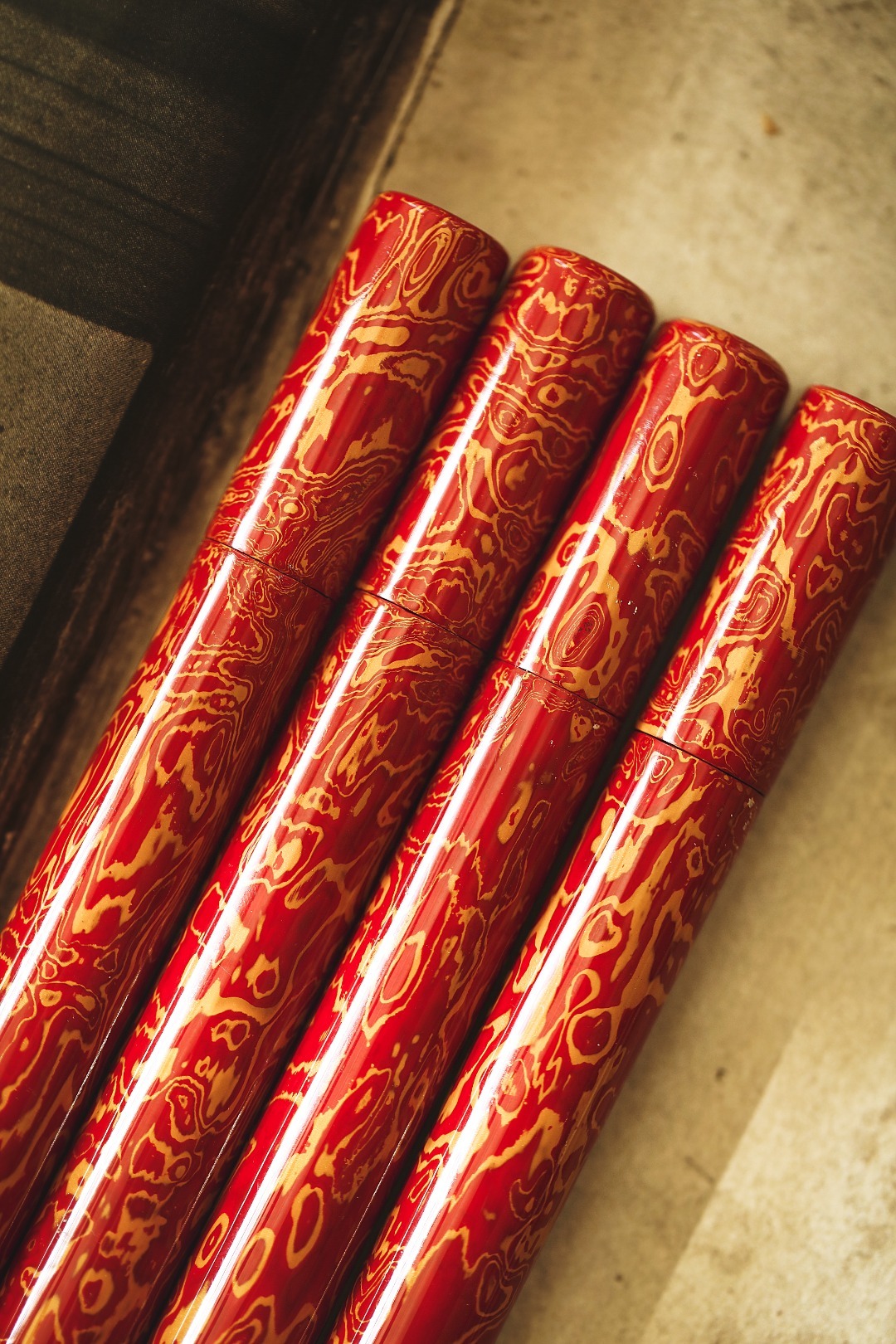 大漆【红金】香筒紫光檀为胎，髹漆其上，色华质坚历久弥新，明艳夺目，清雅的颜色、温