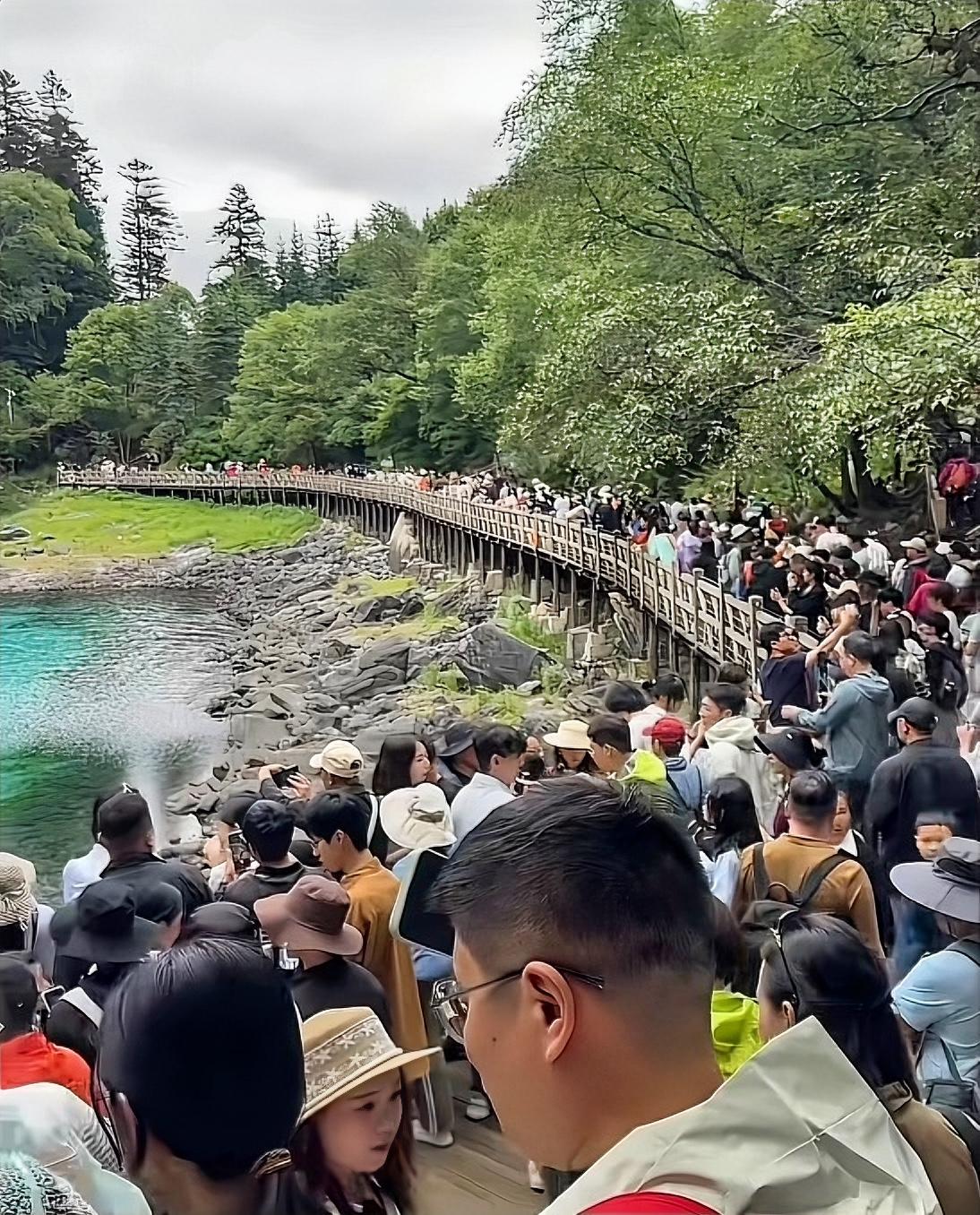 九寨沟那风景，谁去了都得感叹一句绝了。可现在过度旅游开发，真让人揪心。九寨沟生态