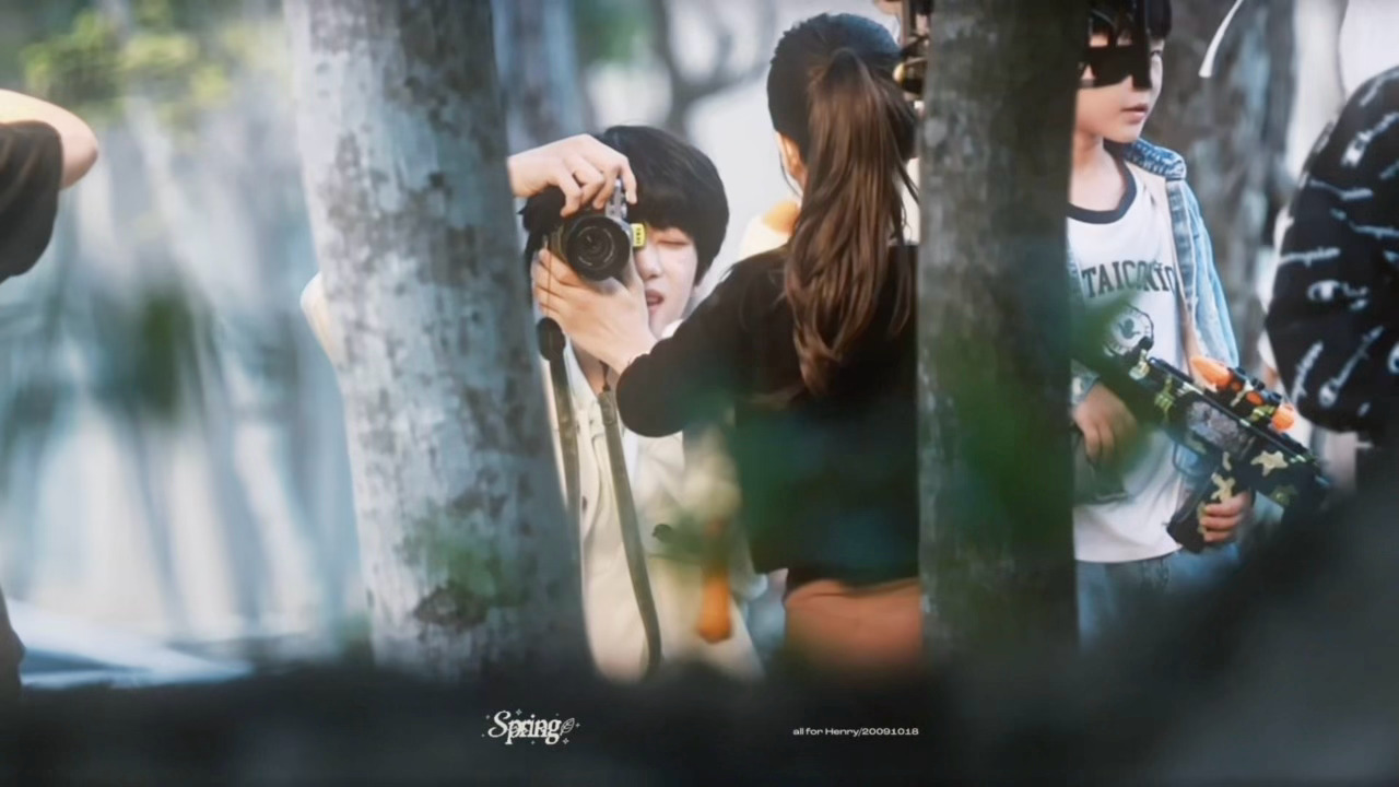 张函瑞笑出猫咪纹了等我小了也要让张函瑞帮我拍照📸还教小朋友拍照姿势，好温柔的徐