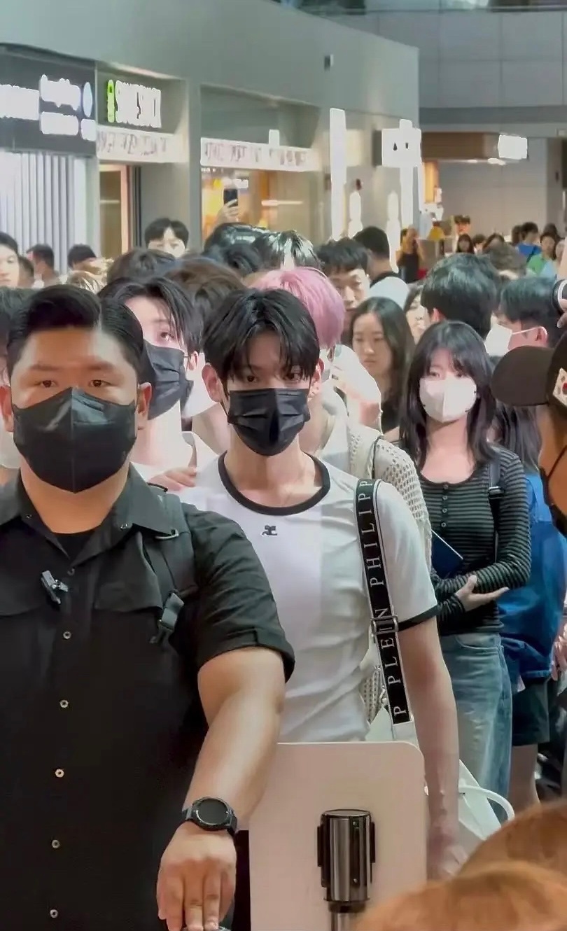 这次机场状态超级好的练习生李鹤来紧衣短袖，这身材胸肌[哇]期待舞台！！ ​​​