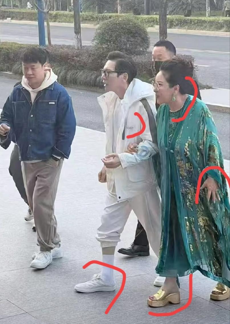 T恤，短裤，人字拖，难道有钱人都这么穿？这是拍网剧还是要带货？穿的跟个暴发户一样