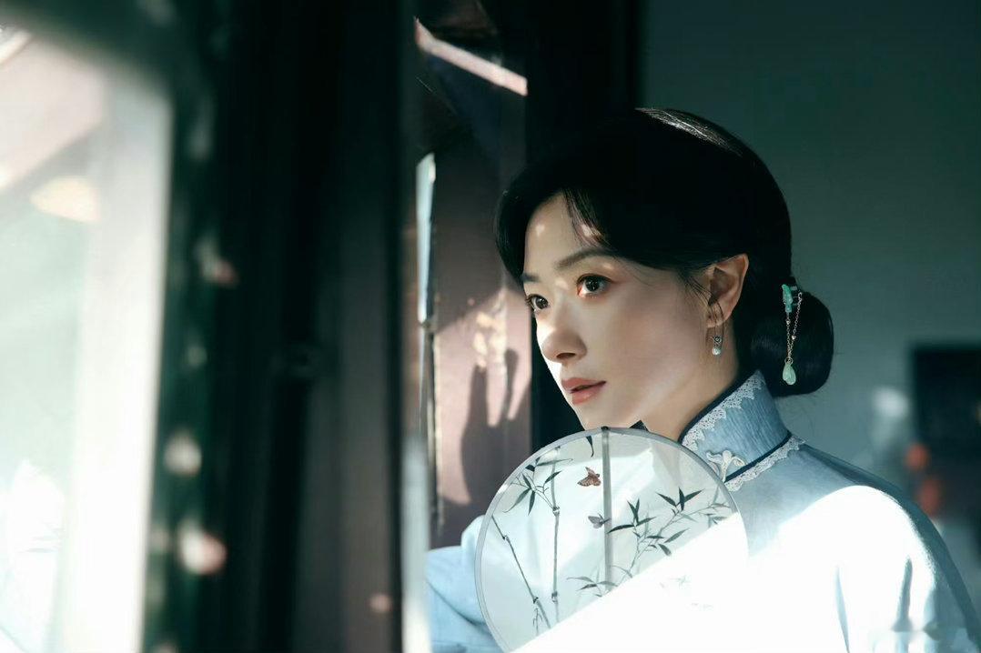 万茜唐宫仕女图万茜复刻唐宫仕女图造型太有代入感！高髻华服，眉眼温婉雍容，一颦一笑
