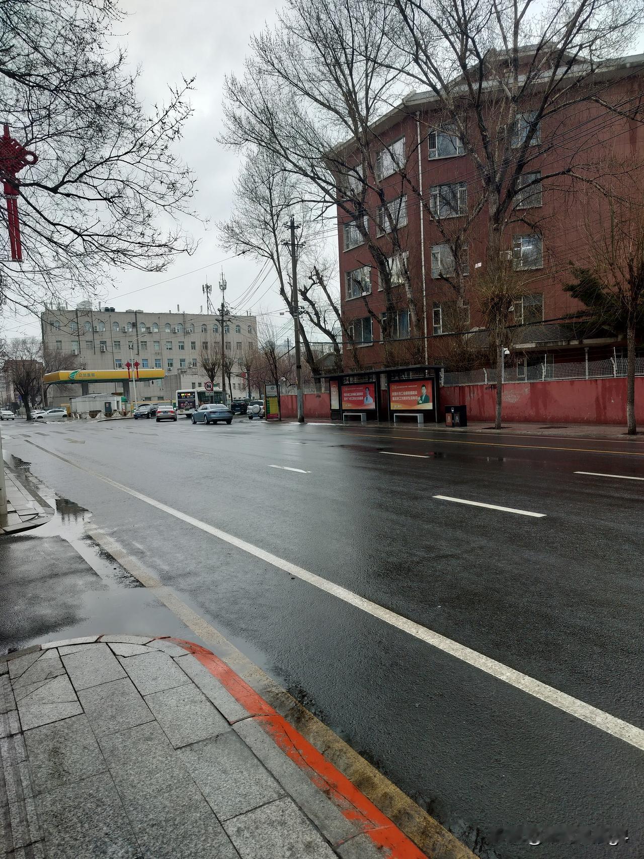 单行道路，有一座公交车站，公交车来了，后续的车辆都要停一停吗？

道路分界线是一