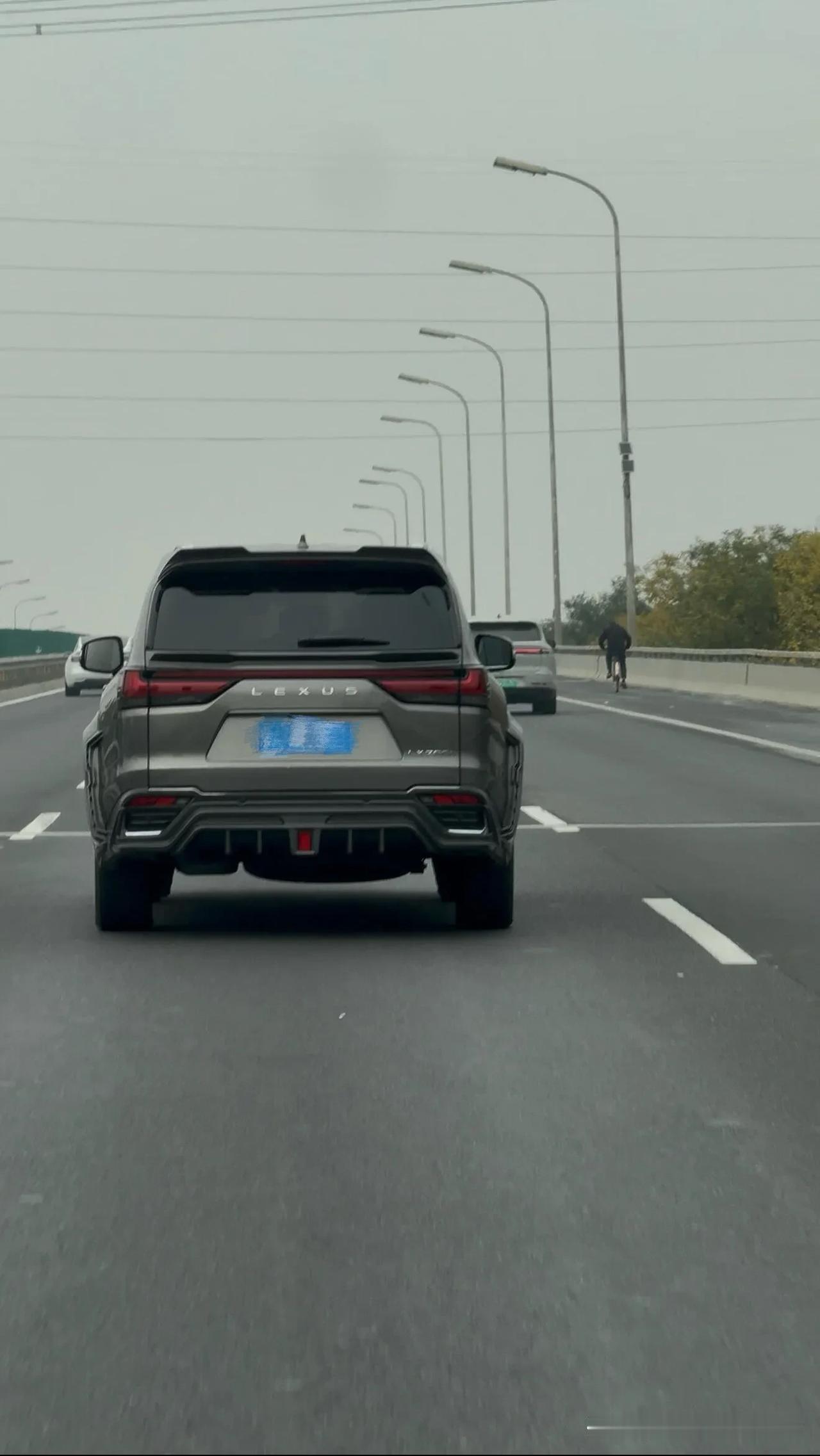 好好的一台雷克萨斯LX700，本来原厂姿态已经很好看、很协调了，但车主偏偏要加上