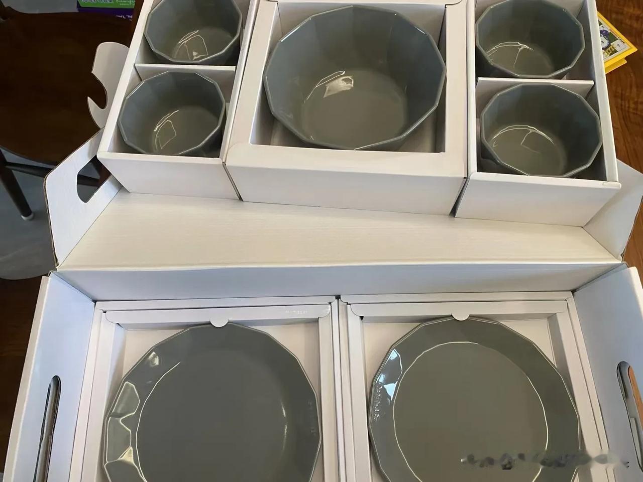 美好的一天从吃饭开始

美好的吃饭从装饭的盘子开始

这不，我拥有了一套非常好看