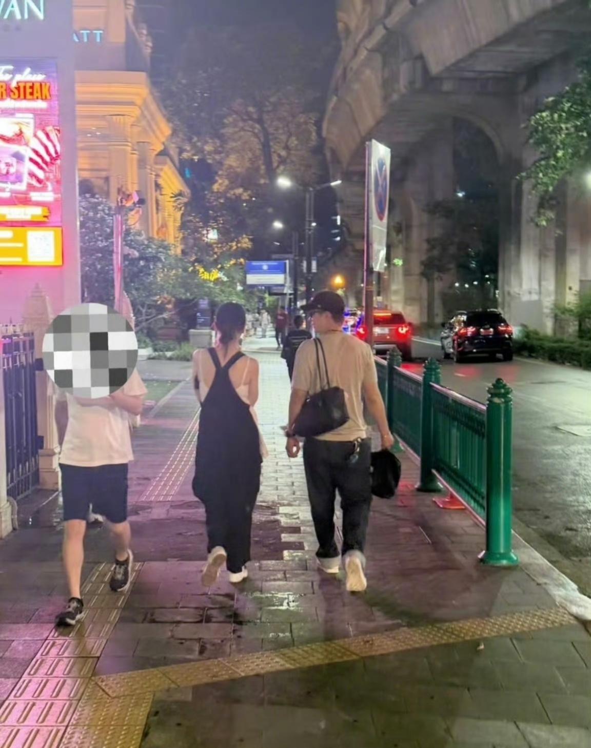 网友在曼谷街头邂逅戚薇李承铉夫妇👫🏻

照片中呈现的是夜晚的曼谷街头场景，戚