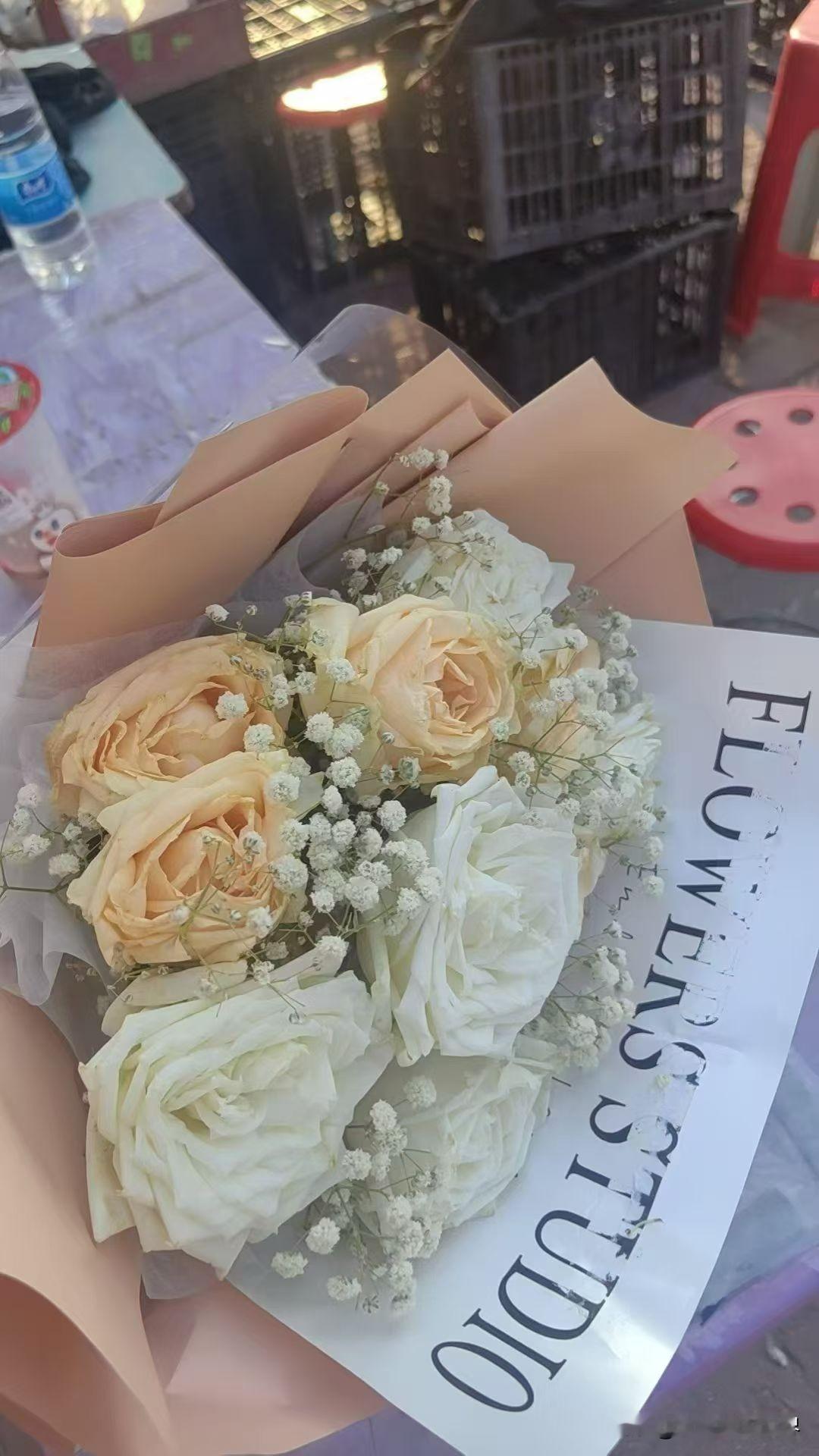 进店拿束花拍个照，就给你5元！

不用你花钱买，花是店里提供的，你只要进店，按他