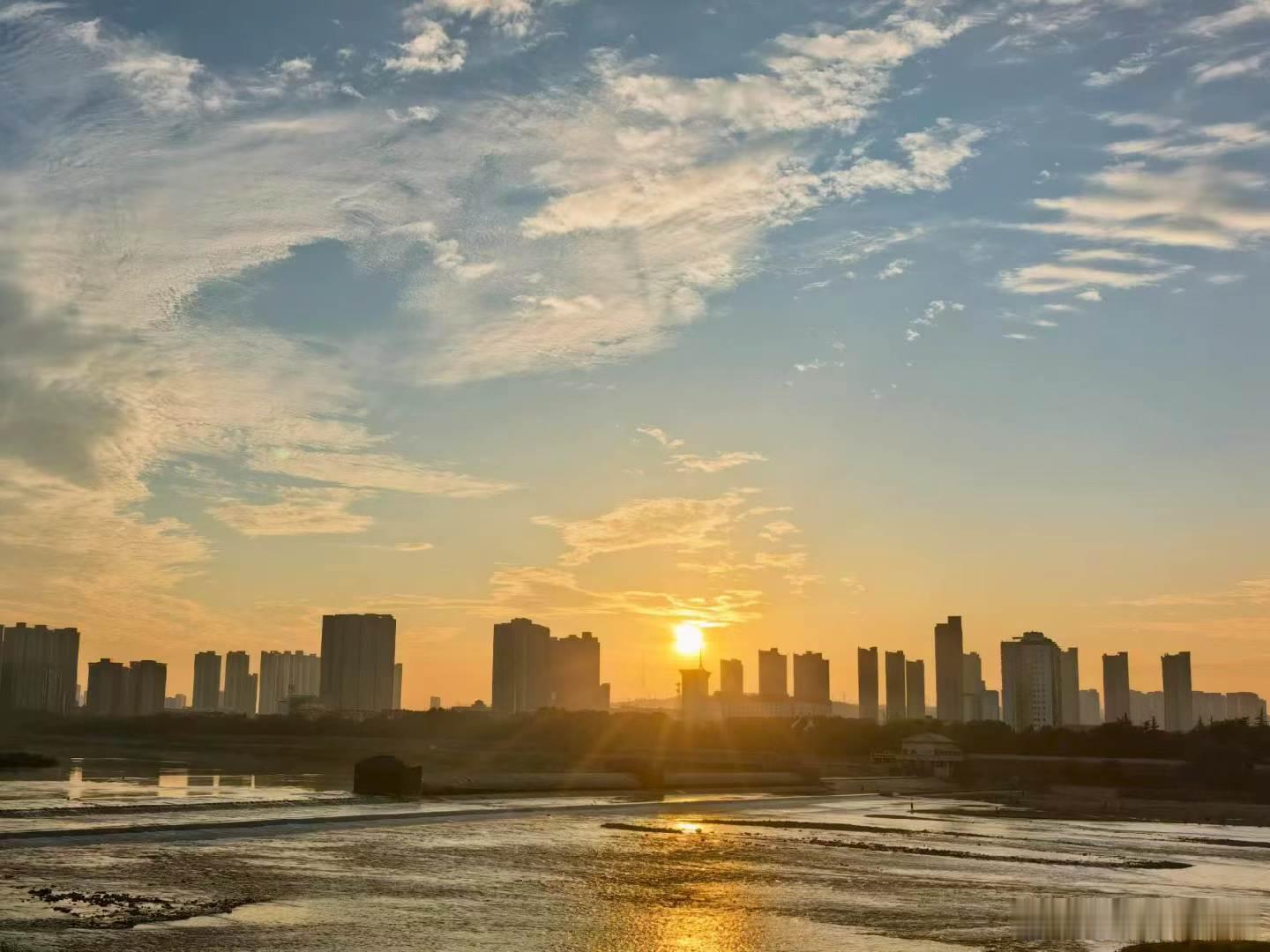 河南 我的评分：[星星][星星][星星][星星][星星]河南[超话] 落日余晖，