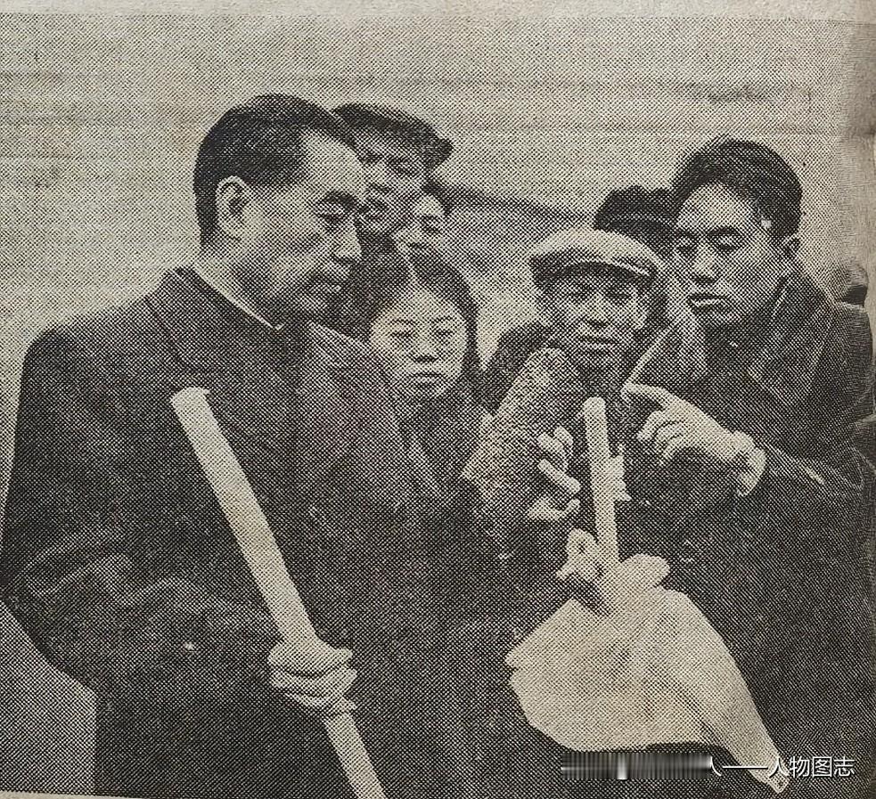 周总理视察三峡水利工程时观看地质队
钻探出来的岩芯。(1958年）