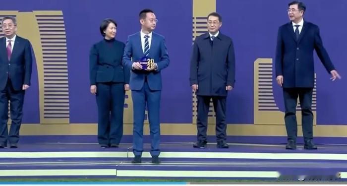 12月6日，北京国安在足协杯决赛中以3-0击败河南队夺冠，但赛后‌河南队拒绝上台