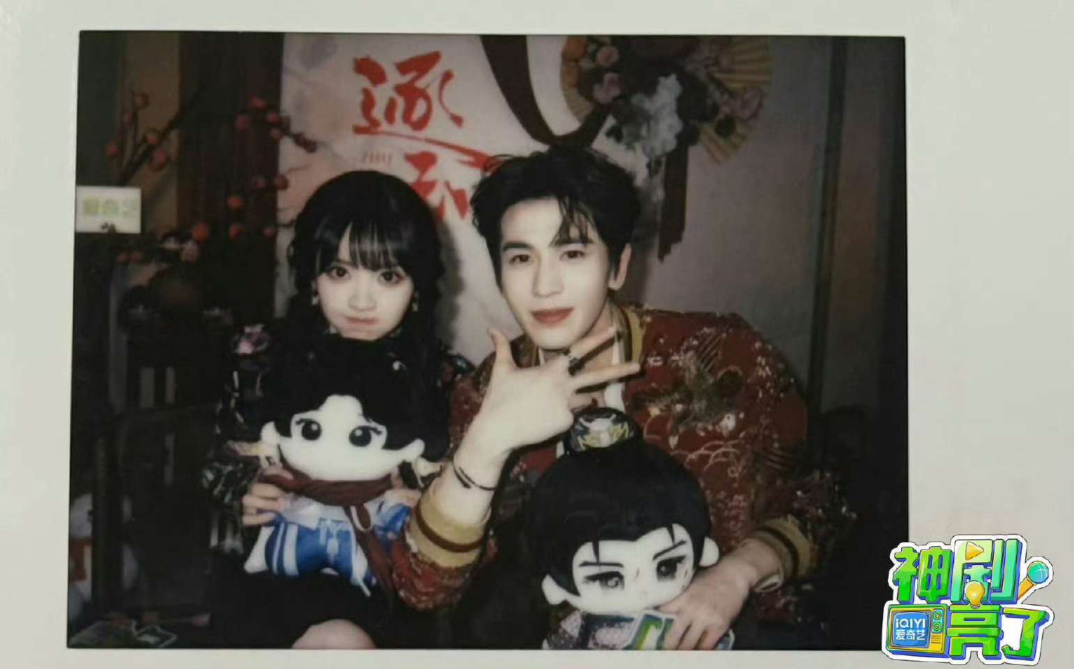 张凌赫田曦薇采访拍立得张凌赫田曦薇对视合照 新图来噜～今天晚上继续贪这个逐玉侯爷