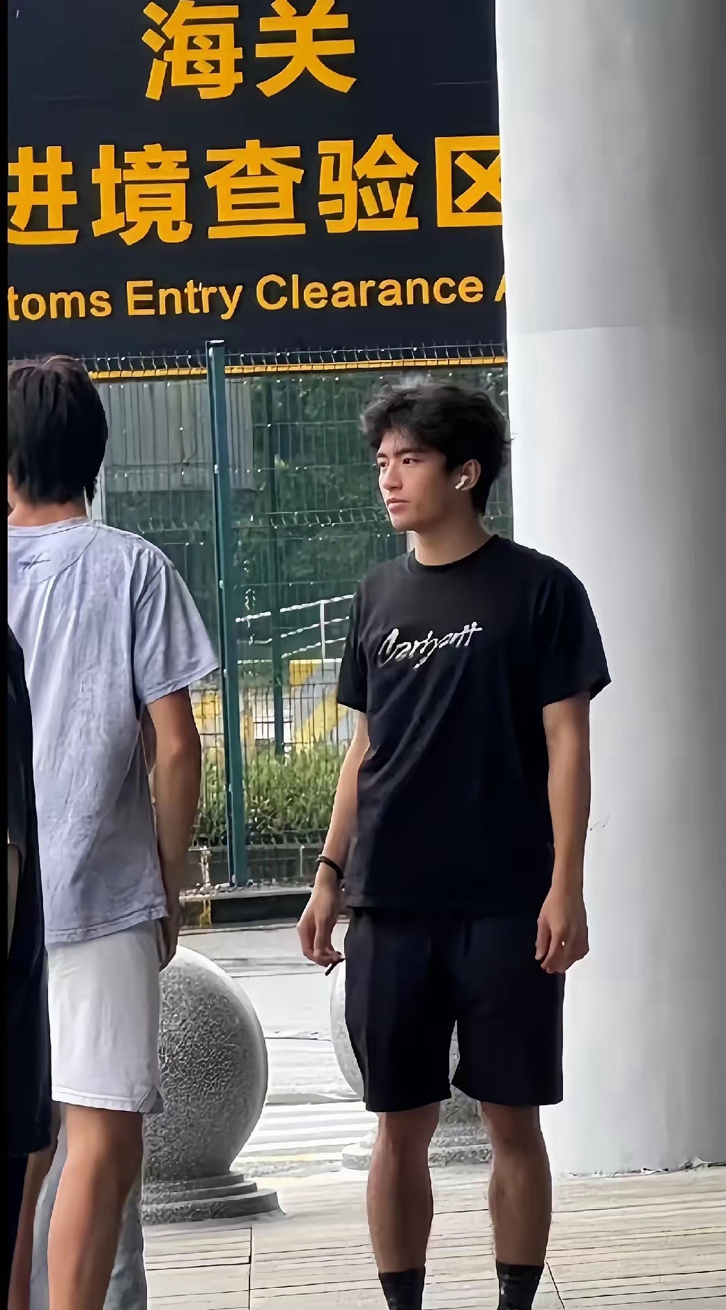 感觉没有继承父母的神颜啊，看起来阳光，但没有爸爸谢霆锋帅气啊！大家怎么看？ 