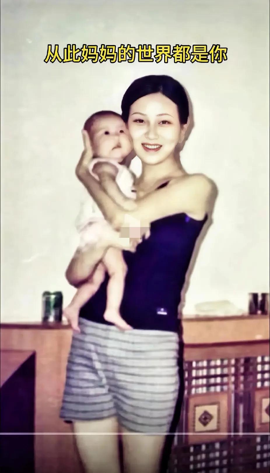 网友:
25年前我和女儿，25年后女儿和我，一转眼小姑娘长大了！