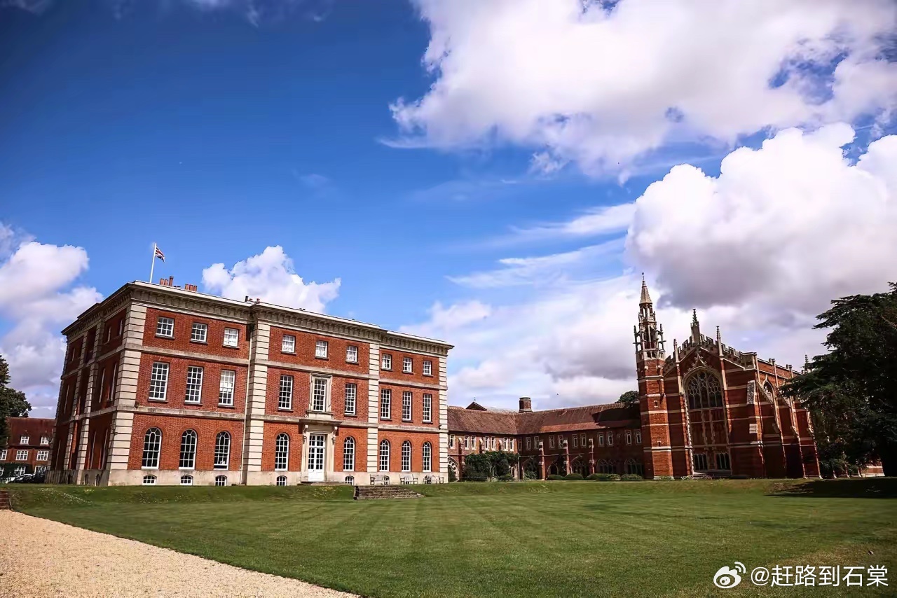 郭晶晶霍启刚大儿子远赴英国读书，网传入读拉德利公学，看懂霍家三代奔赴英国私校，才