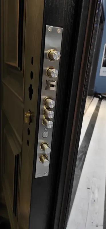 如果买全自动指纹锁带人脸识别的，最好价格在1000元以上，比较理想的是1500元