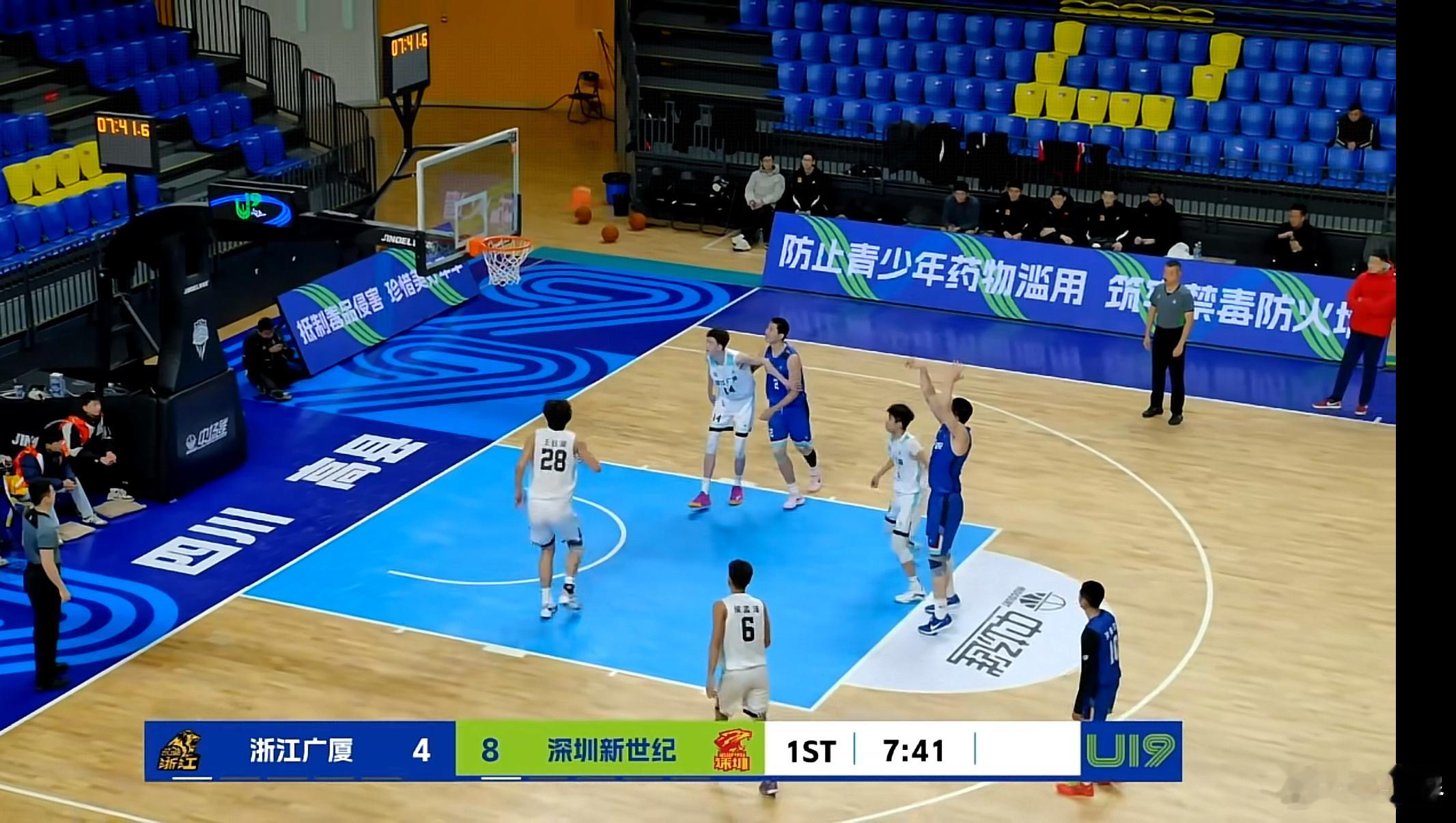 我说广厦比赛咋瞅不见侯孟泽了，去青年队打CYBL了。截图是正在进行的1/4决赛，