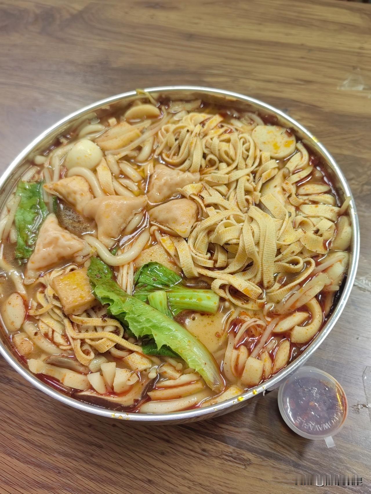 今天老师给我打电话，说我儿子带手机手表去学校，要家长去。

老师知道我不在家，儿