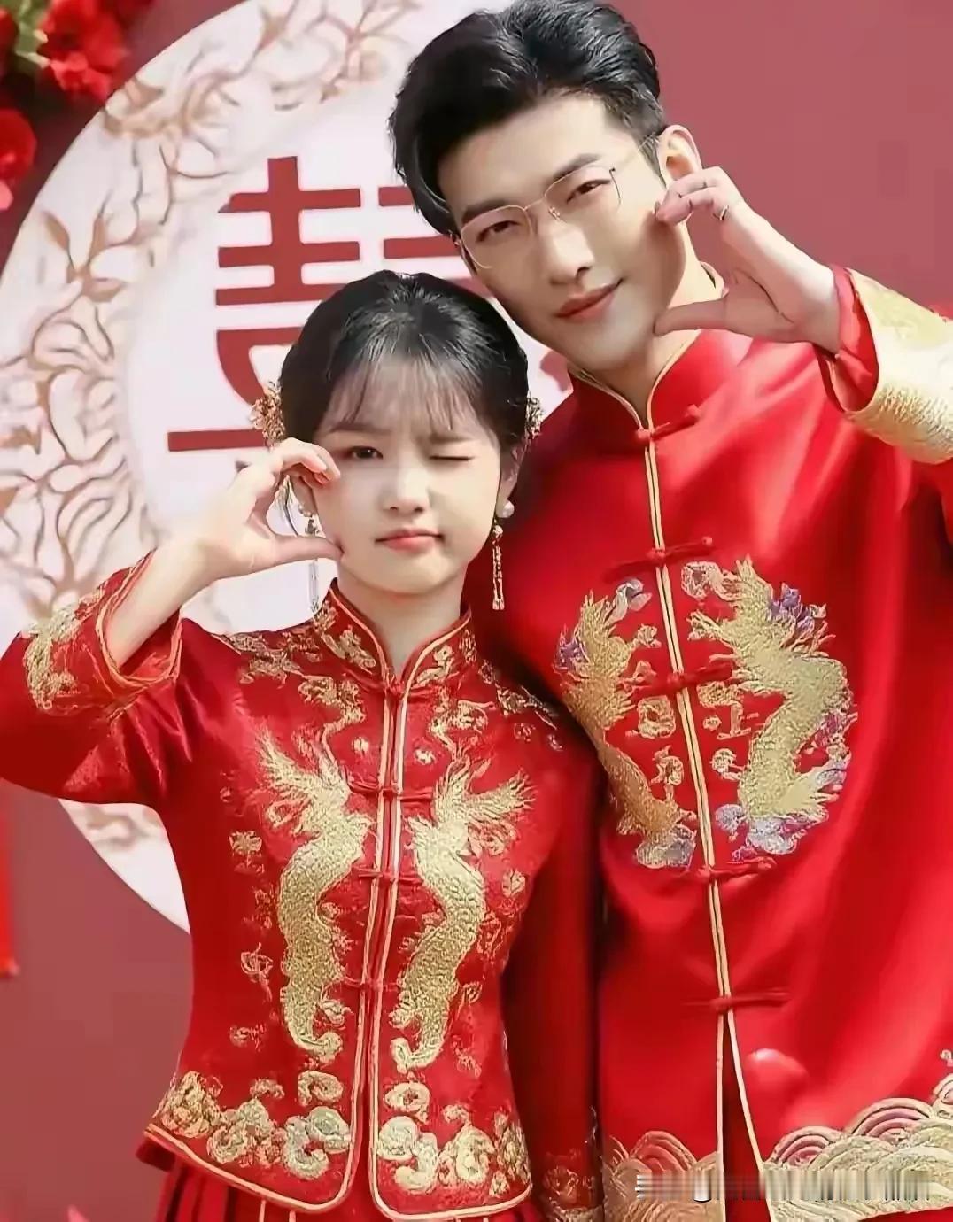 她长了一张娃娃脸，短剧里像洋娃娃的她居然结婚了？
确确实实杨咩咩结婚了。2025