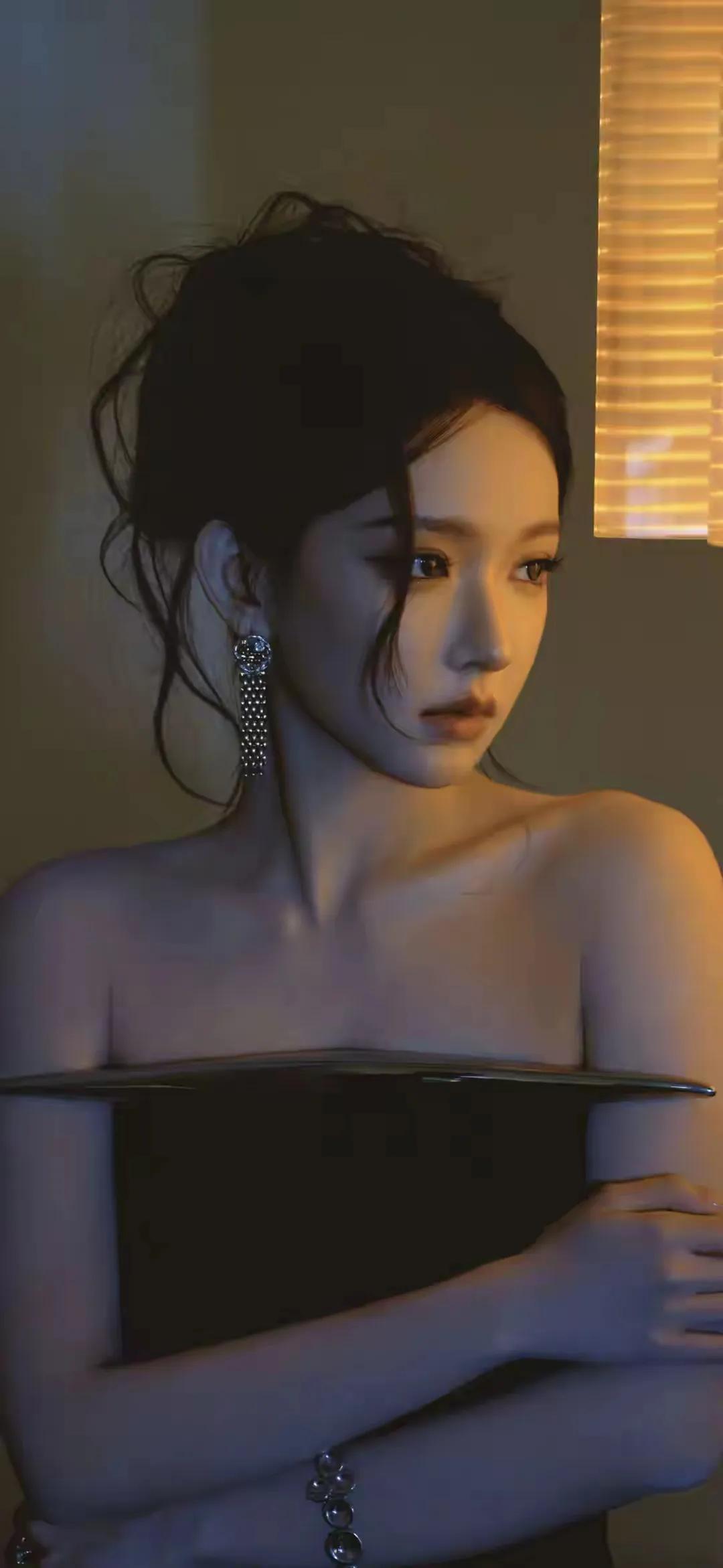冷艳俊美。