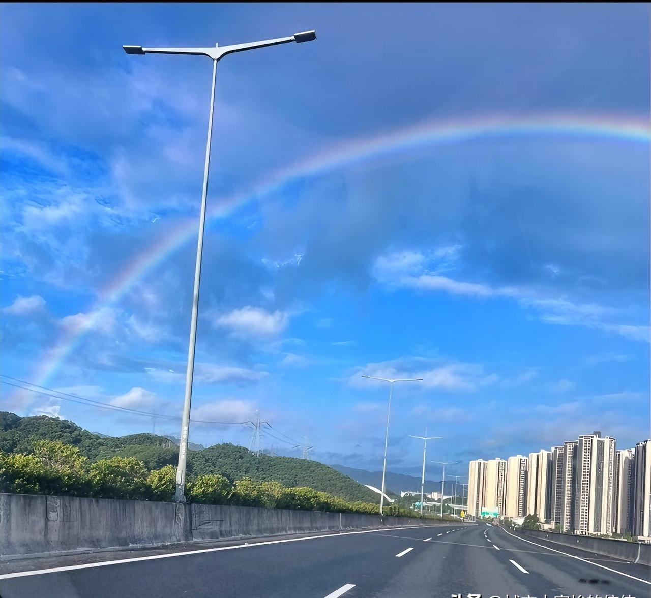 88万彩礼刷屏了，

妈妈张嘴就定，

女儿低头不吭声，

这婚还能算她自己的吗