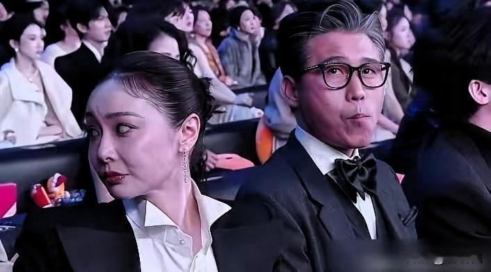 高叶从手包里摸出饼干那一刻，被镜头记录下来，自然又真实，此刻全场礼服都输了。
