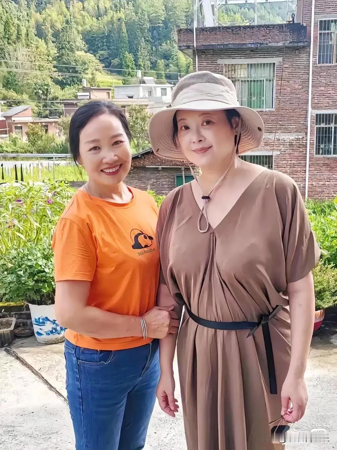 她年轻时带着江南女子的温婉灵秀，长的有点像殷桃灵俏。一生献给慈善，如神之女儿般善