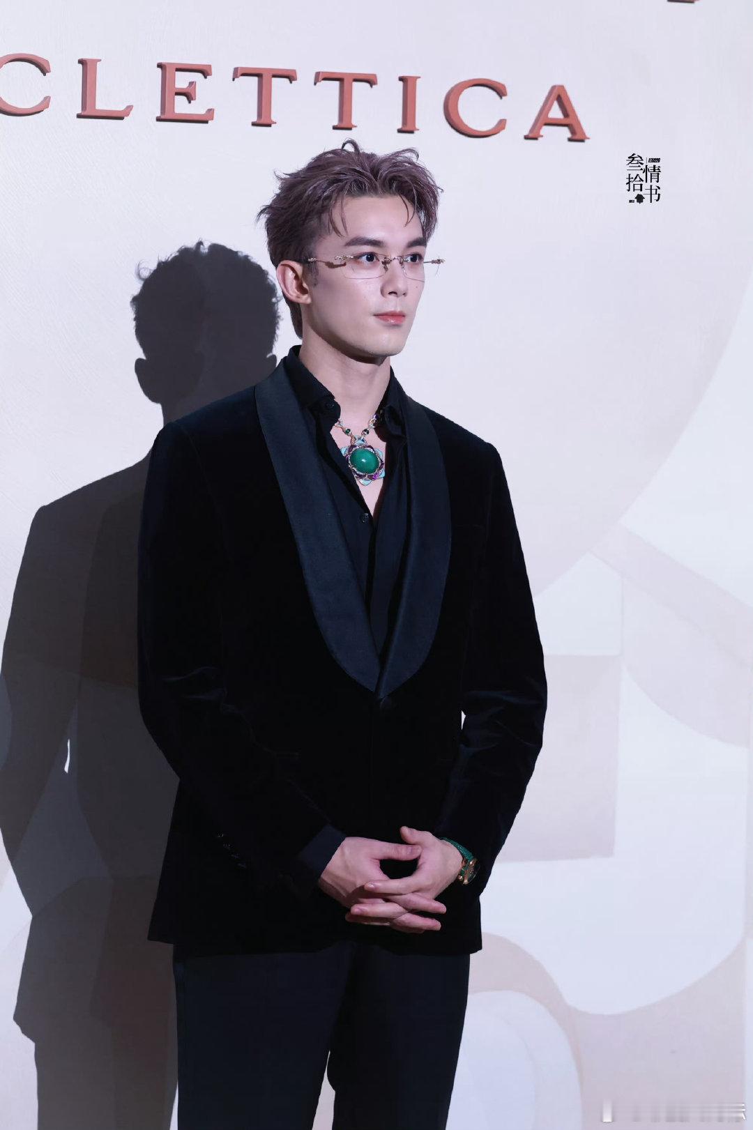 OMG吴磊戴的珠宝吓到我了吴磊把易如反掌具象化了看完吴磊这组图直接被惊艳，全套绿