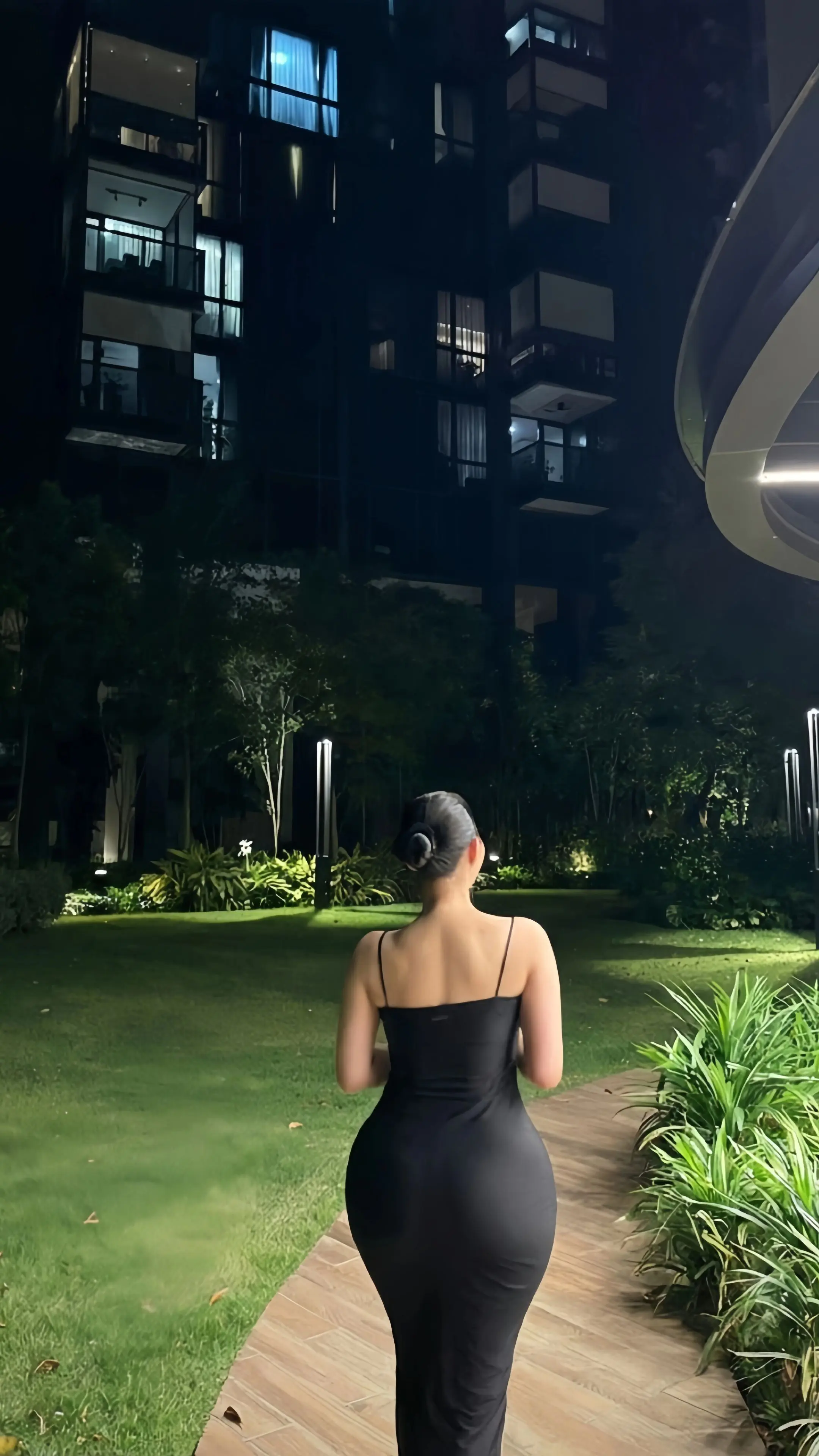 黑色衣服穿搭分享 创作者中心 露背长裙 性感吊带连衣裙 性感黑色长裙