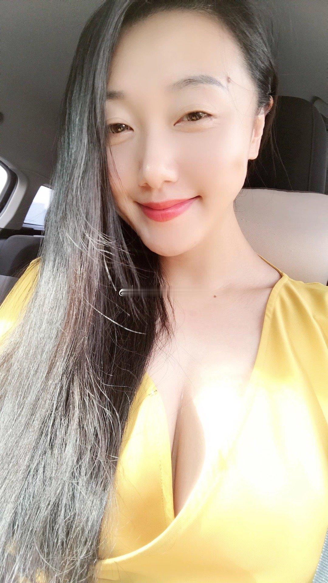 暖阳倾泻，为肌肤镀上蜜糖色光晕。衣袂轻扬间，慵懒曲线若隐若现，恰似春日最旖旎的诗