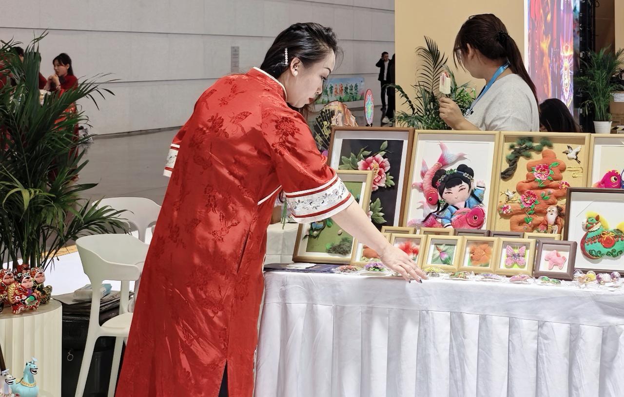 在展会上，遇见了把非遗玩成了艺术品的小姐姐。原来非遗不是老古董，是能摆进客厅的浪