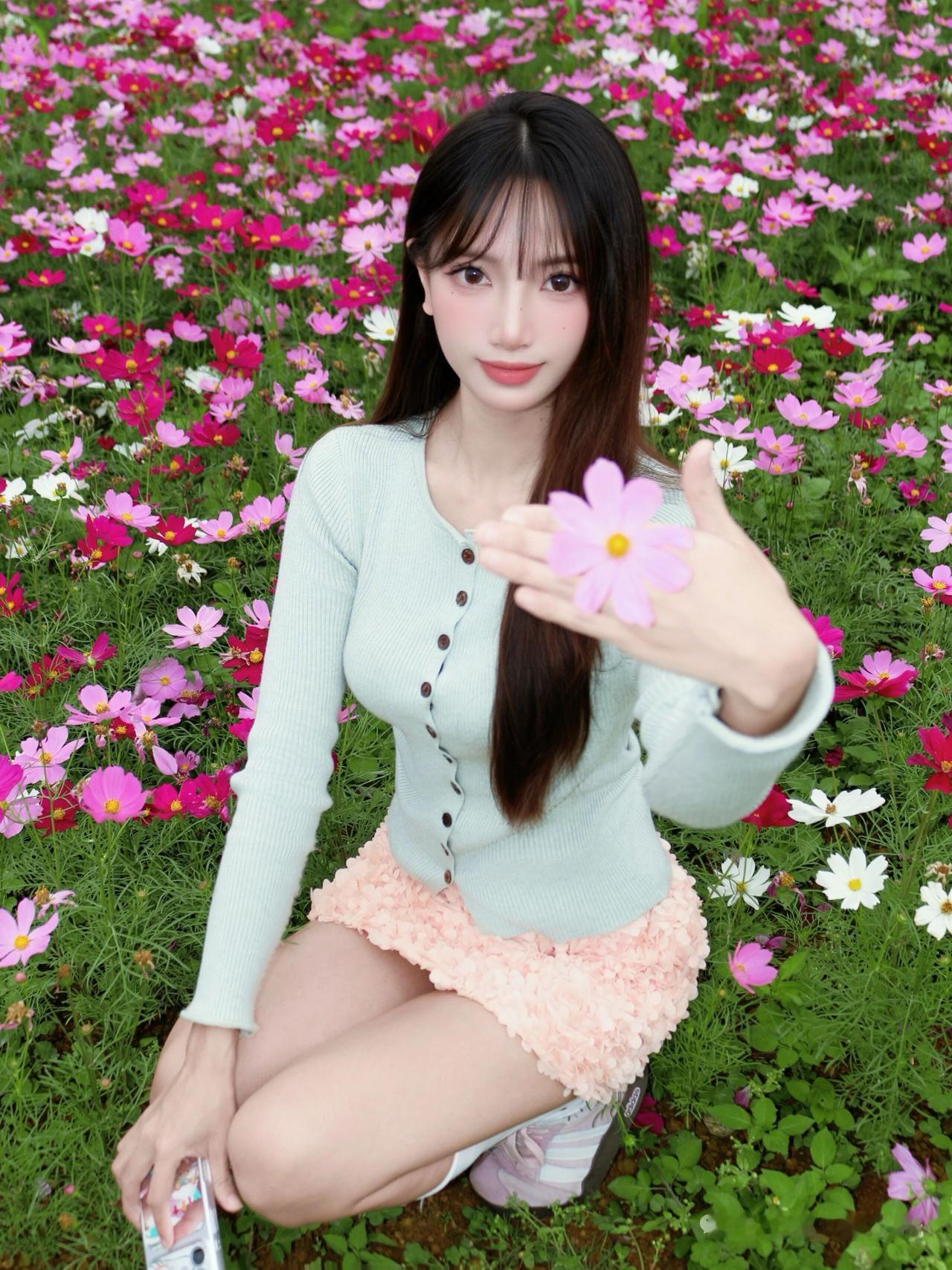 记录我的2026花田丛中微笑少女，短裙橘黄色搭配浅蓝长衫，浪漫又可爱。