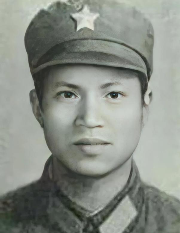 1979年，雷应川身中五弹，七处负伤，却仍跪地战斗！战斗结束后，战友们在高地上四