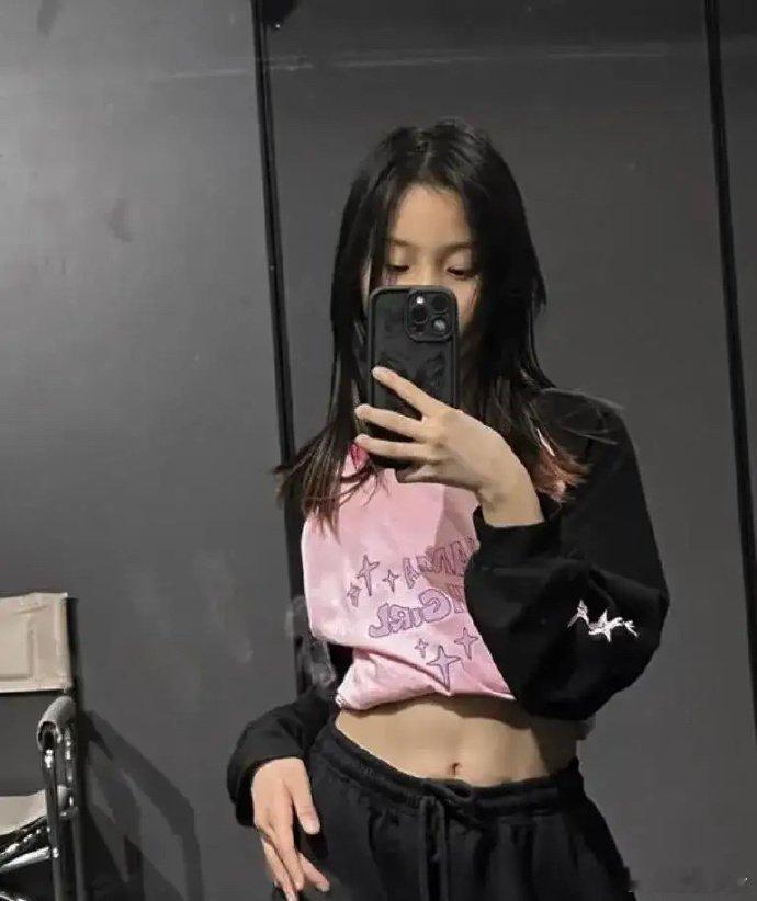 贾乃亮女儿胆量真大，甜馨与宠物蛇合影，小姑娘居然一点也不害怕！