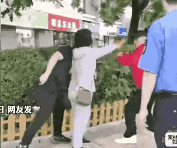【别惹大爷，别耍脾气激怒欠
别人】退让能给对方冷静时间，减少不必要伤害。退一步海