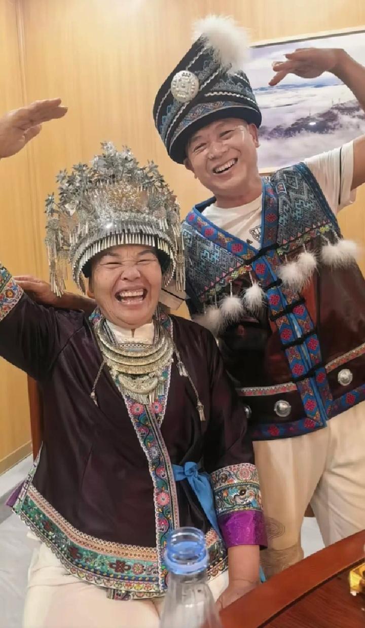 全红婵父母穿苗族服饰亮相桐乡，笑出幸福模样！
 
近日，全红婵父母现身桐乡，换上