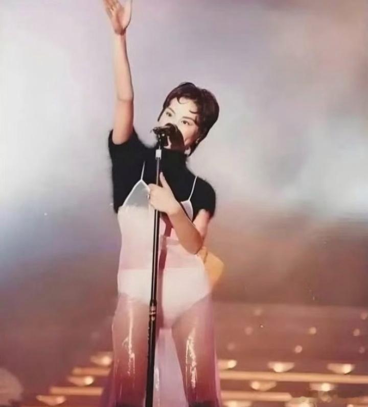 94年王菲穿透明裙子领奖，现在看还是得服气1994年十大中文金曲奖，王菲直接穿了
