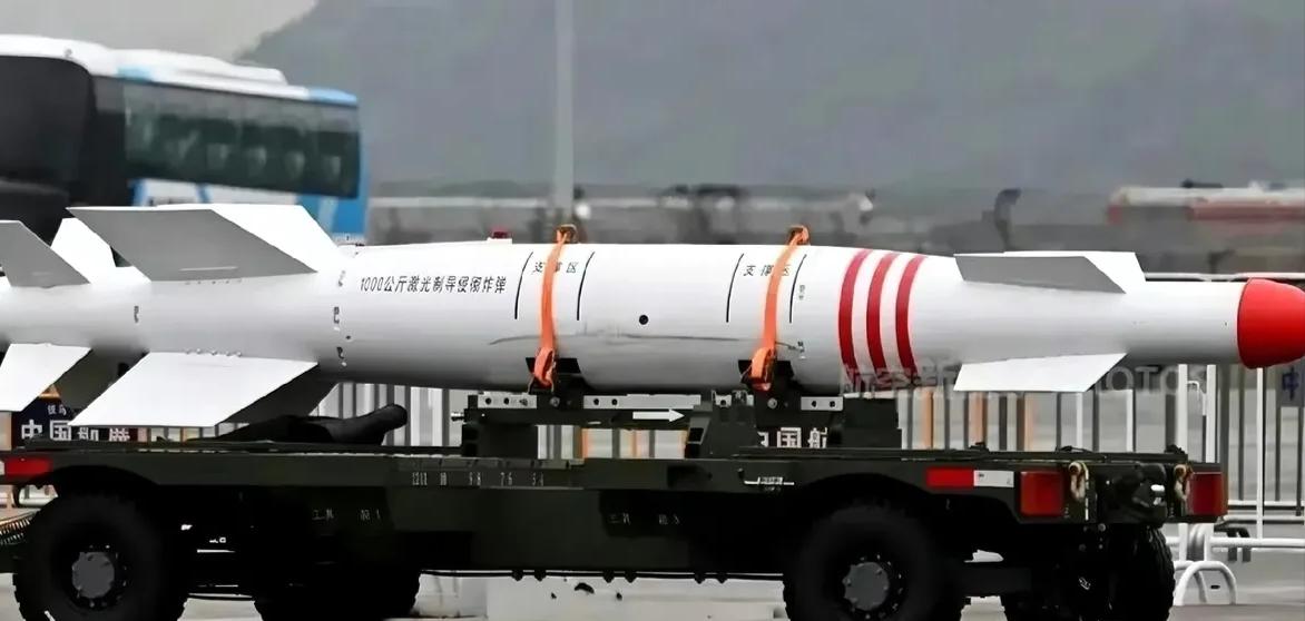 云箭-1000是中国自主研发的1000公斤级重型钻地制导炸弹，主打对地下加固目标