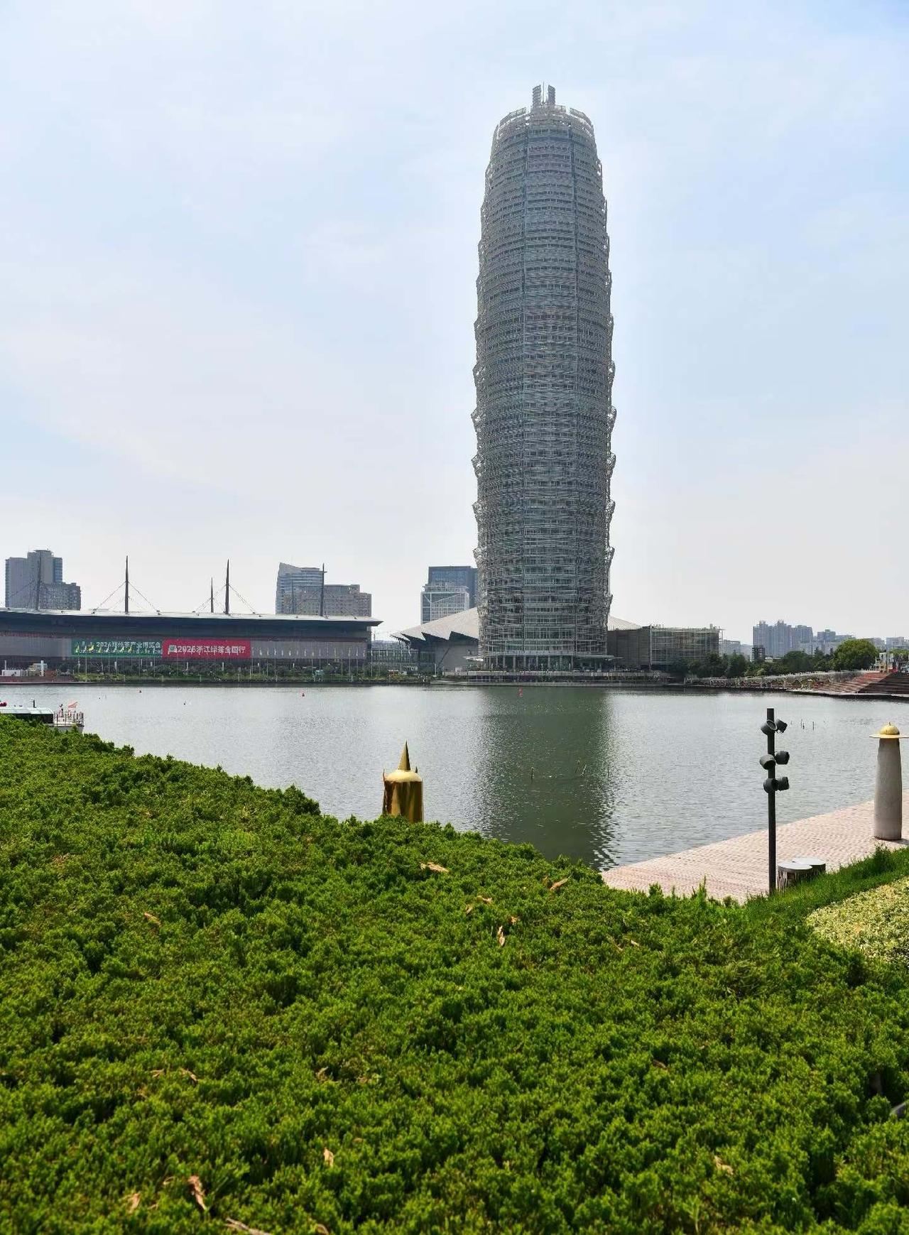 现代建筑与自然和谐共存，城市风光尽收眼底！