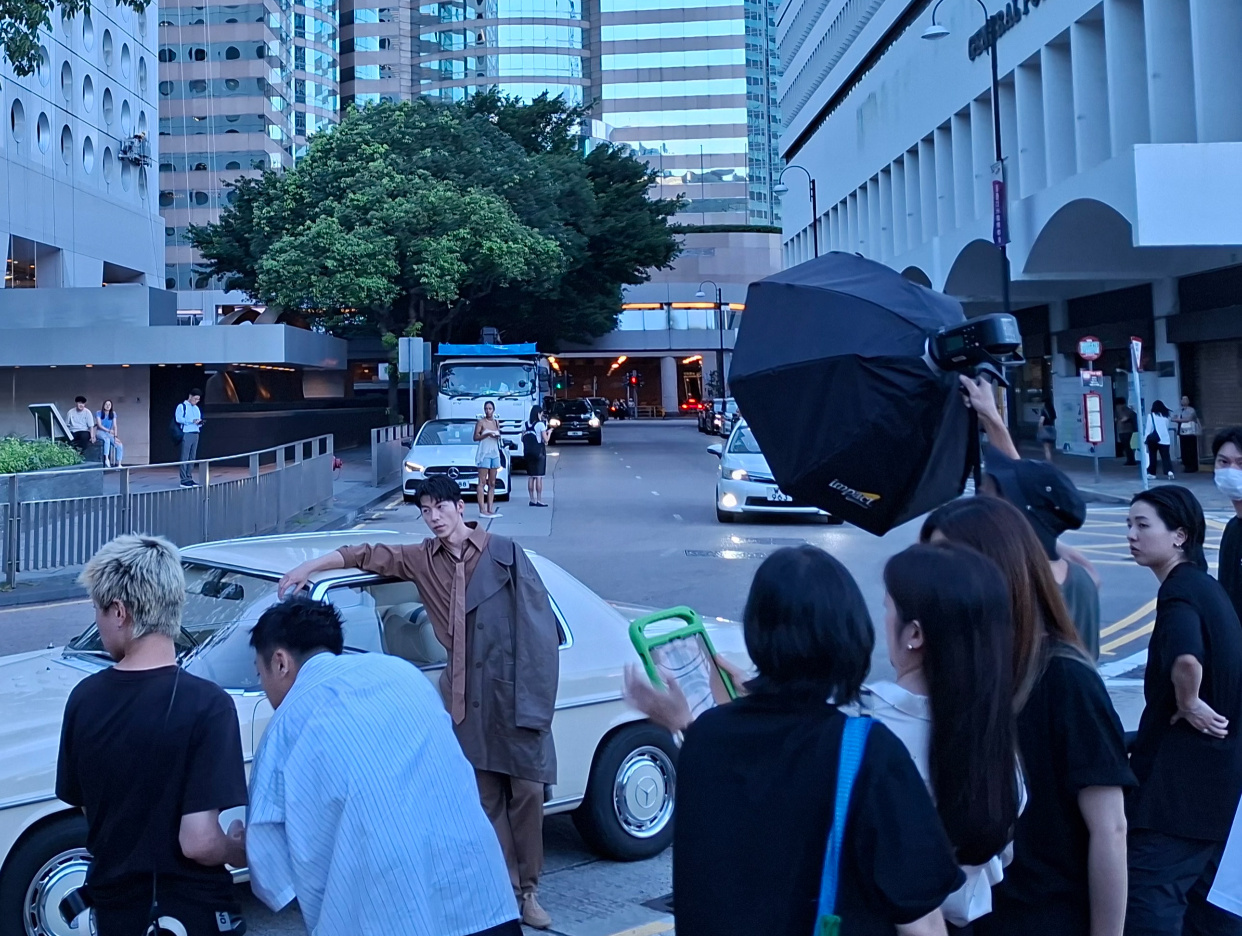 香港偶遇许光汉拍摄 啊啊啊啊啊是退伍回来后新鲜的许光汉，网友香港街头偶遇到正在拍